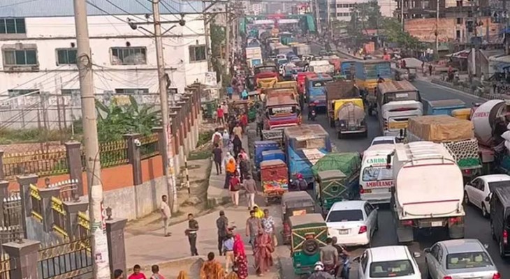 ঢাকা-টাঙ্গাইল মহাসড়কে মালবাহী ট্রাক উল্টে সাড়ে ৪ কিমি যানজট